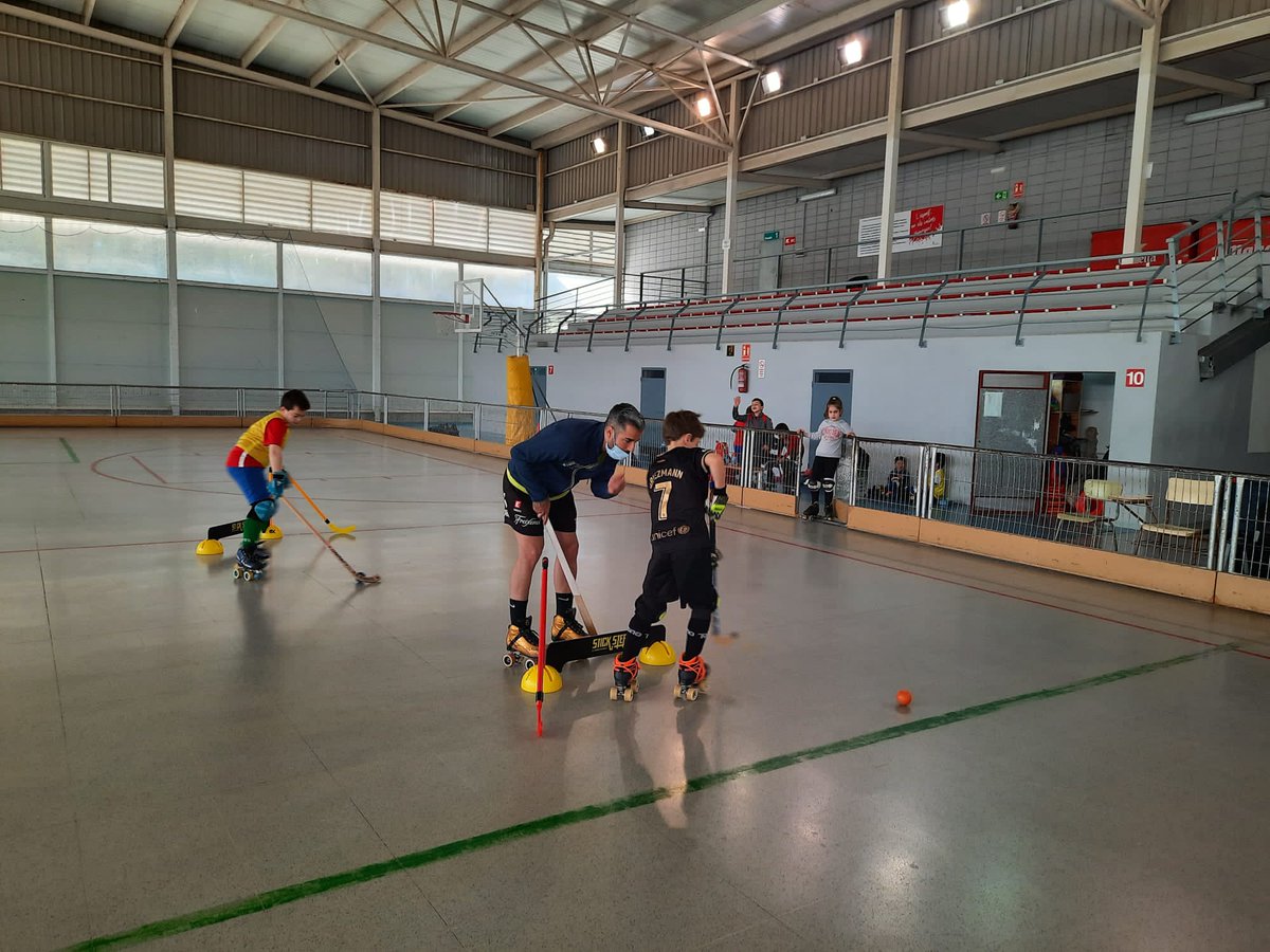 HoqueiAmposta's tweet photo. Fi del Campus d'Hoquei 🏑 Setmana Santa amb #XaviCosta @xcosta66. Bona tecnificació i millor acollida. Els xiquets i xiquetes s'ho han passat molt bé!! 👏👏. Gracies tambe a @Jose92392253 i @pauestudillo_18 😉 https://t.co/F928eCL715