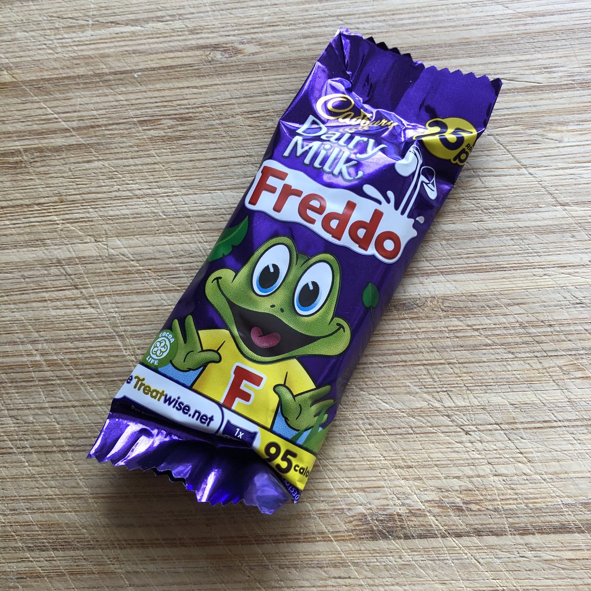 🐸THREAD🍫 The Freddo is possibly the most iconic amphibian-themed chocolate bar you can buy, but it’s tiny, so we’re now going to try to make the biggest one ever, a MEGAFREDDO