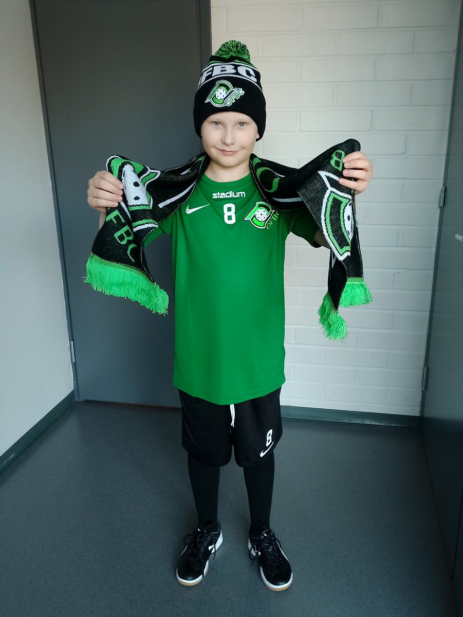 1000:n pelaajan rajapyykki rikki!
Miro Kyllösen, OFBC:n 1000:nnen pelaajan mielestä joukkueessa pelaaminen on ollut kivaa. Pari joukkueesta jo löytyvää kaveria rohkaisivat häntä liittymään mukaan ja näin OFBC:n tuhannes pelipassi päätyi Miron taskuun. 
facebook.com/oulunfloorball…