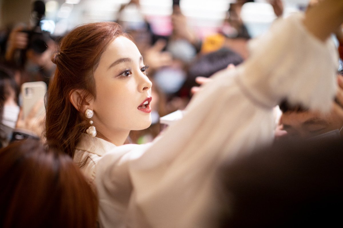 dramaskfan's tweet photo. #GuLiNaZha visita Youku HQ para seu drama #TwelveLegends.
Mais fotos: https://t.co/u0Kcay9AXf
#GulnezerBextiyar #IncomparableBeauty #WeavingATaleLove #DancingInTheStorm #DaTangMingYue #TenYearsLate #ReturnTheWorldToYou #LegendOfNineTailsFox #cdrama #dorama https://t.co/YDHQxNKiOZ