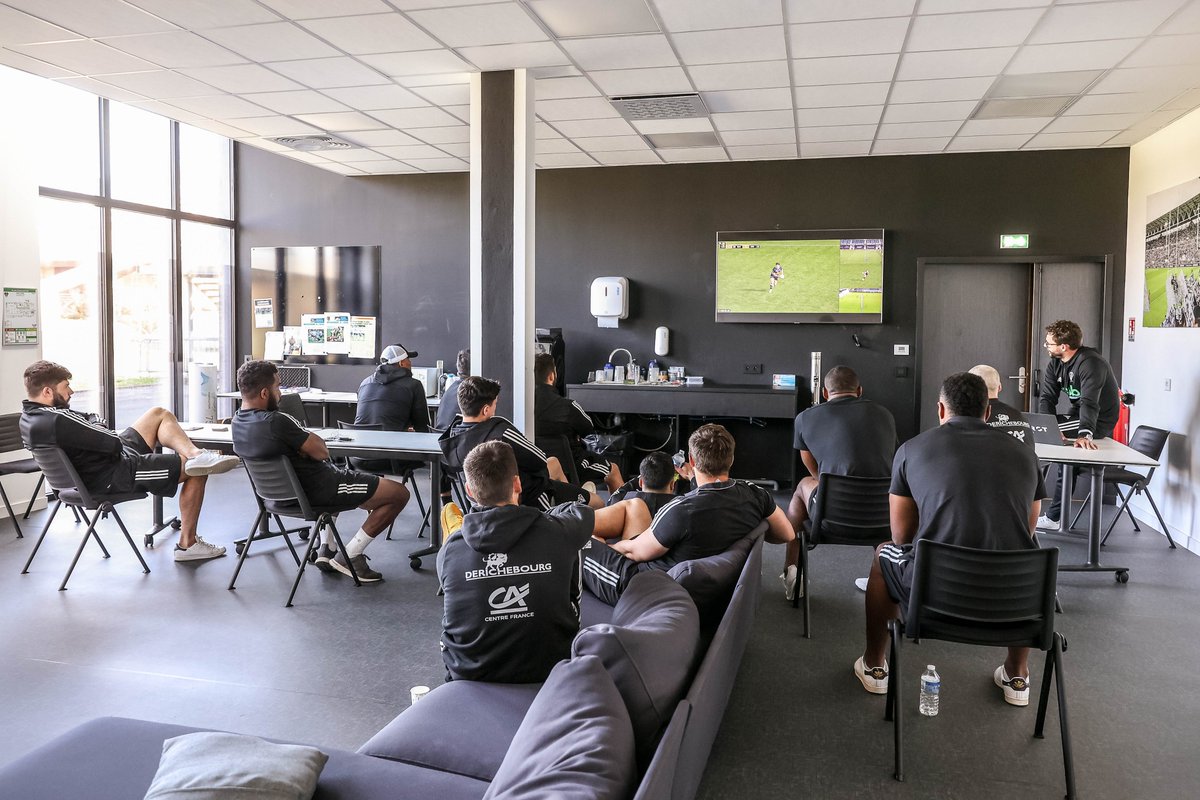 CABCLRUGBY's tweet photo. 📸 Replongez dans l'atmosphère de l'avant match CA Brive - Agen : travail, détermination et motivation 👊⚫️⚪️

➡️ https://t.co/GG2aABY3vb

#WEARECAB https://t.co/zOlR6mUkm6