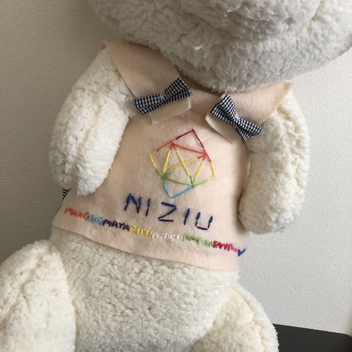 あすか しゅか 伝説のいちごケーキ マヤのわんちゃんのお洋服作りました サロペット風 メンバーカラーでメンバーの名前とロゴマークを刺繍してみた マークの色いい感じにグラデーションぽくなってるのがポイント 笑 良かったら拡散して あすか しゅか 伝説のいちごケーキ マヤのわんちゃんのお洋服作りました サロペット風 メンバーカラーでメンバーの名前とロゴマークを刺繍してみた マークの色いい感じにグラデーションぽくなってるのがポイント 笑 良かったら拡散して