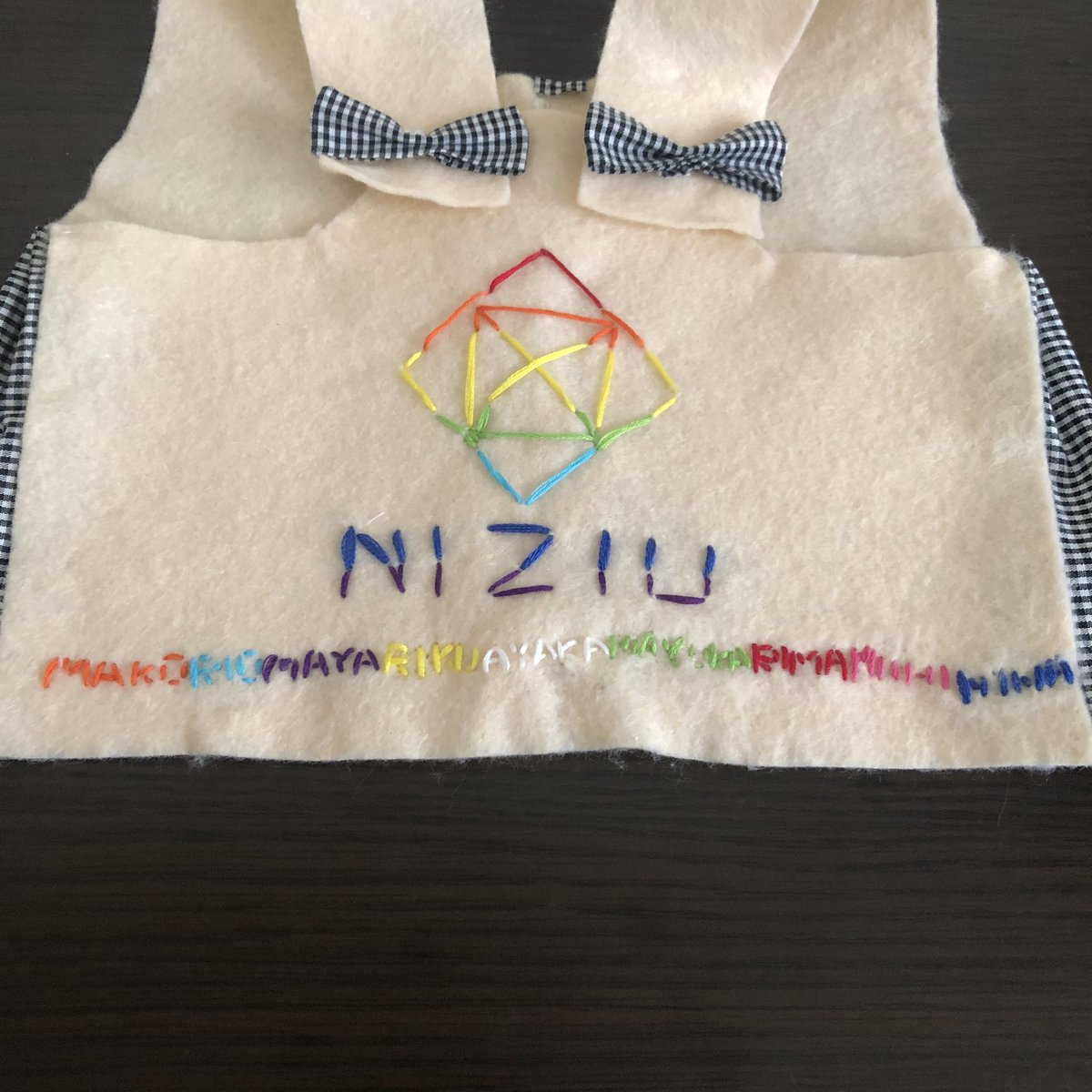 あすか しゅか 伝説のいちごケーキ マヤのわんちゃんのお洋服作りました サロペット風 メンバーカラーでメンバーの名前とロゴマークを刺繍してみた マークの色いい感じにグラデーションぽくなってるのがポイント 笑 良かったら拡散して あすか しゅか 伝説のいちごケーキ マヤのわんちゃんのお洋服作りました サロペット風 メンバーカラーでメンバーの名前とロゴマークを刺繍してみた マークの色いい感じにグラデーションぽくなってるのがポイント 笑 良かったら拡散して