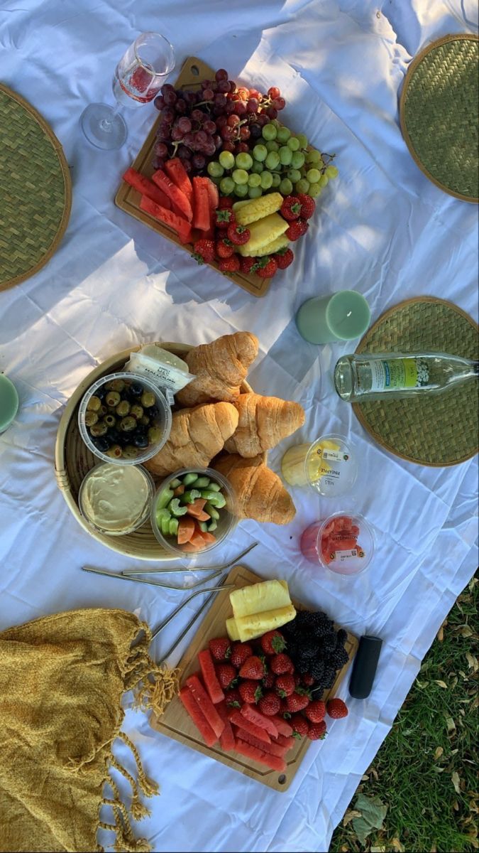 cohorted's tweet photo. DREAM date set up 🥖🍓🧺🍾
#CohortedClub #Cohorted https://t.co/nug6p4NpNl
