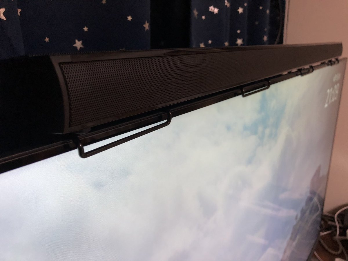 tuitainfo's tweet photo. サウンドバーをテレビの下から上に移動させたら音質が格段に上がった⁉️

ディスプレイボードはお高いので、タブレットスタンド使ってテレビに引っ掛かるだけ。

音の広がりが良くなりましたよっ😆

#ダイソー #100均 https://t.co/XLMCvFqhYN