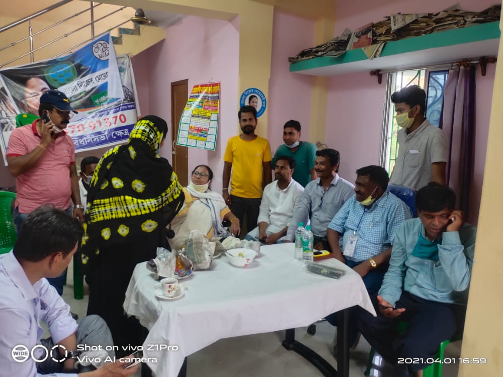 remo24x7's tweet photo. নন্দীগ্রামে জিতছে দিদিই। দলীয় কর্মীদের সাথে মিষ্টি ও সিঙ্গারা খেতে দেখা গেল দিদিকে 💚😀

#VoteForTMC #JitcheTohDidie #BanglaNijerMeyekeiChay https://t.co/YpqnBaZ8M6