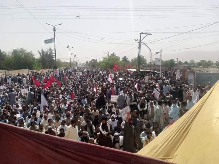 آل بلوچستان گرینڈ الائنس ملازمین  کے ساتھ اظہار یکجہتی و حمایت کا اعلان کرتا ہوں 
 تمام ملازمین دیکھ لیں کہ ہم نے جس صوبائی و قومی اسمبلی کیلئے حکمران کا چناؤ کیا ہے کیا وہ ہمارے جائز مطالبات کے لیئے آواز اٹھا رہا ہے؟ 
#بلوچستان
#Balochistan #گرینڈ_الائینس #Quetta