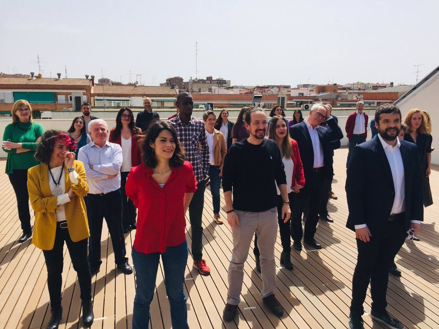 MargaProhens's tweet photo. Los niños la llevan 8 horas en clase, y en el parque.. 

Tú en tu trabajo todo el día. Y en la terraza del bar. 

Este verano en la playa a 40 grados si no estás con convivientes.

Llevas 1 año sin ver sonreir a tus abuelos. 

ELlos. La casta. Se ríen de todos.

Caraduras. https://t.co/JoHM4gKemG