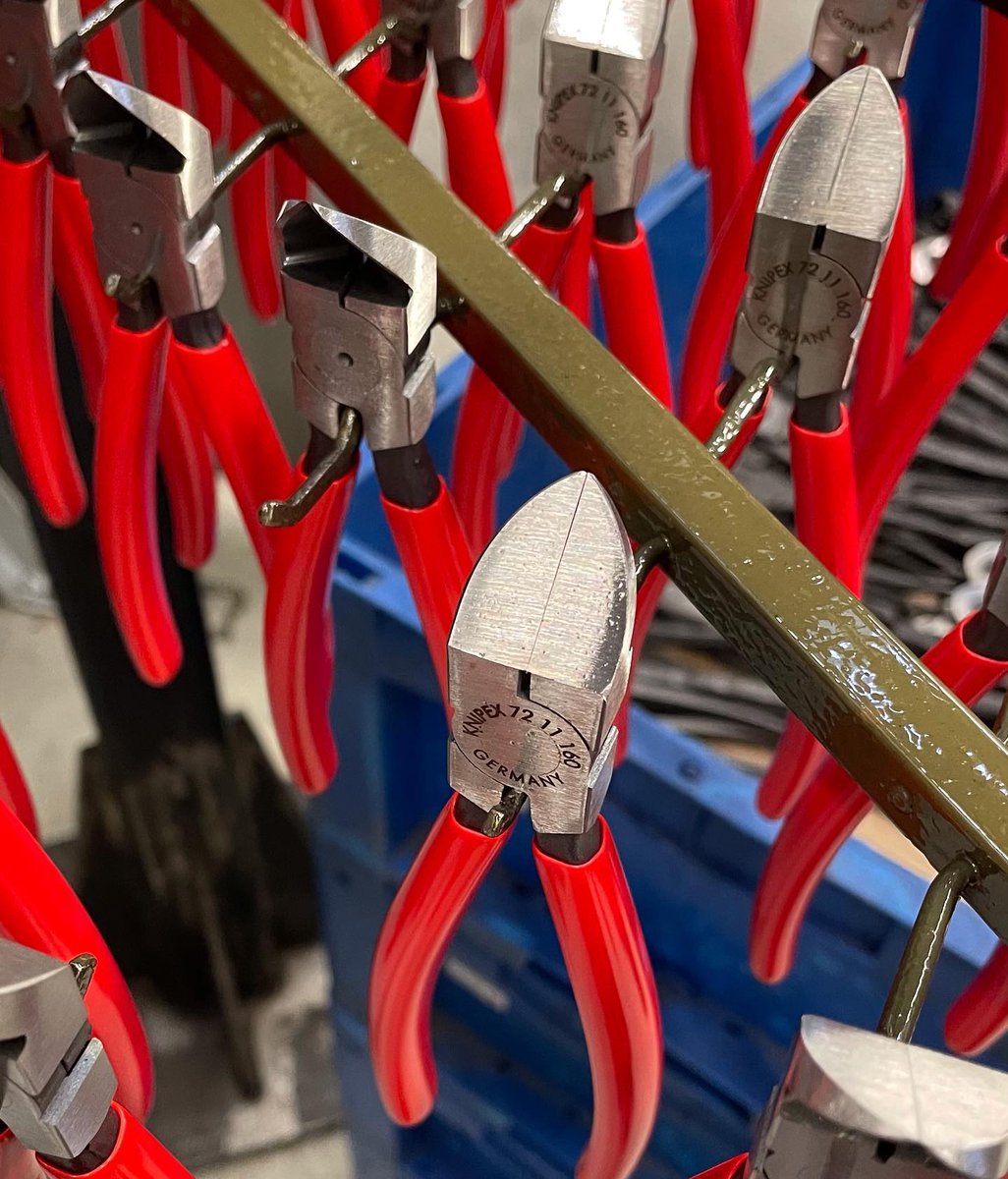 knipex_uk's tweet photo. No. 72 11 160: Angled flush cutters for soft materials
For more information: https://t.co/CzynT6a45D
#knipex #knipextools #knipexpliers #flushcut #flushcutters https://t.co/dHqDxBwhBI