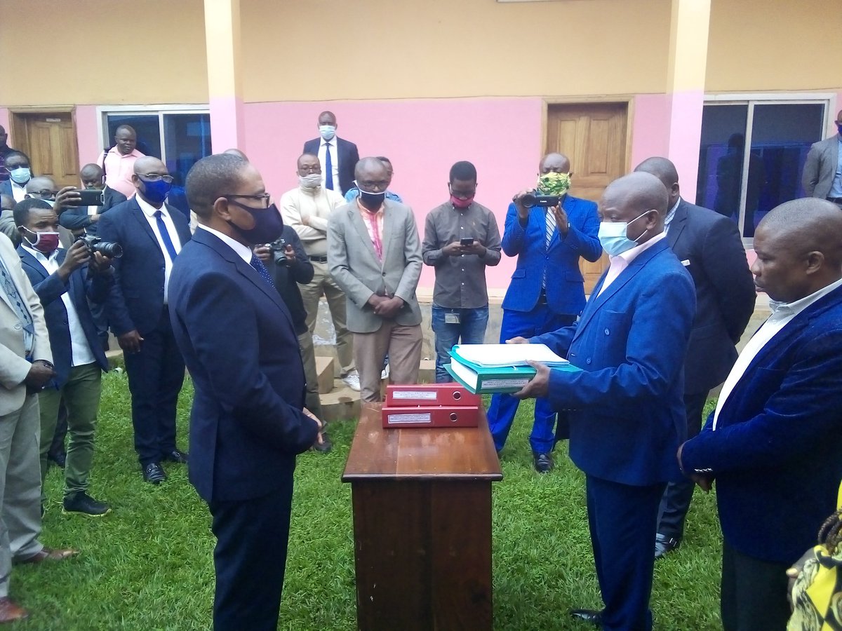 etiennemulindwa's tweet photo. Pétitions contre 3 membres de l'#ASSPRO #Sud-Kivu. Les députés pétitionnaires auraient reçu des pots de vin. "Nous voulons d'abord rendre propre chez nous avant d'aller à l'exécutif", déclare l'un d'eux Placide Wenda, élu de #Shabunda. @TheoKASI @AmaniKamanda2 https://t.co/GIwCrz49ul