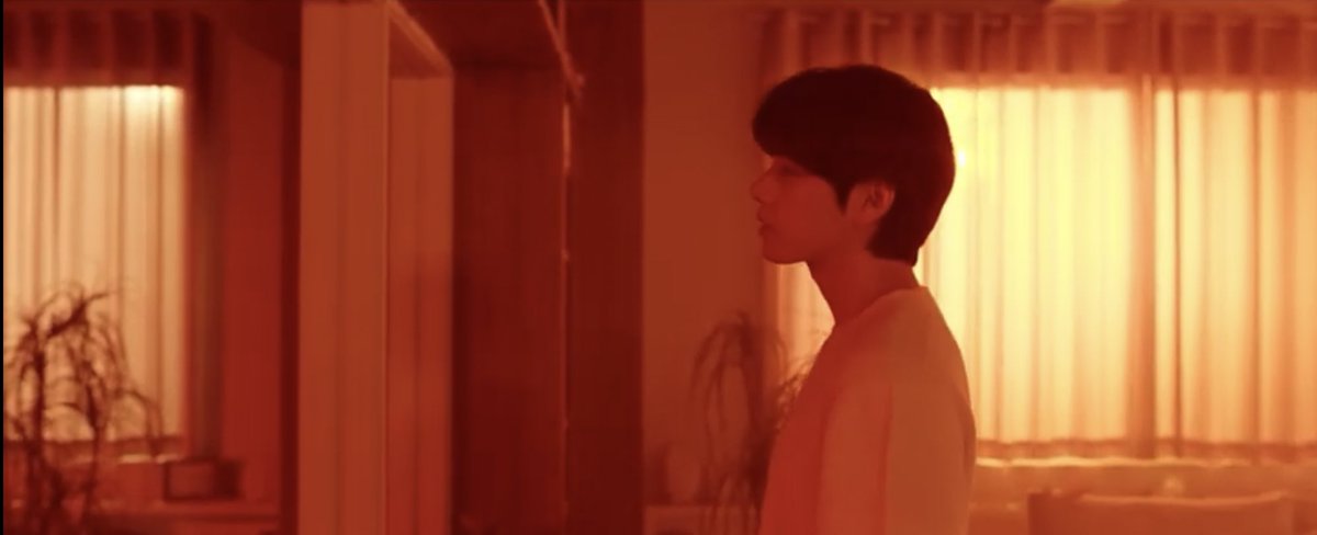 kthsdumplings's tweet photo. tell me if i'm wrong but in bu taehyung knows everything about seokjin and he has the ability to see the past and the future happenings through his dreams. so maybe jin is the one that really needs to be saved that's why tae keeps offering him a hand? 
#FilmOutbyBTS https://t.co/a3qwRozx3a