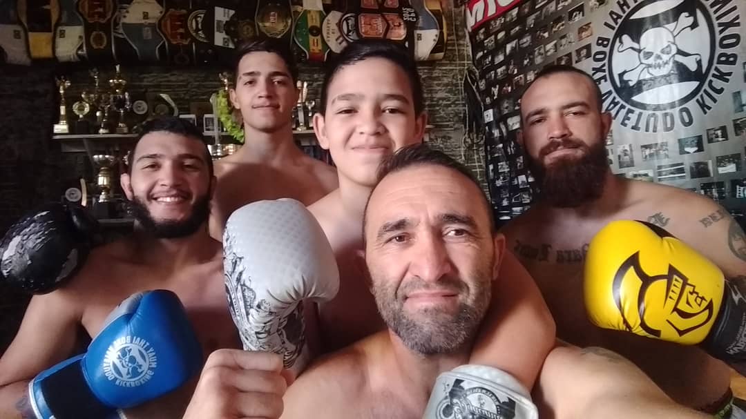PAULOBUENO565's tweet photo. #Training #familyfighters #mmafamily #paulaoimperador #ranirex #ricksontheking #rirantaz #raykonthelast @zenidimbrasil https://t.co/B0glg1H6BO