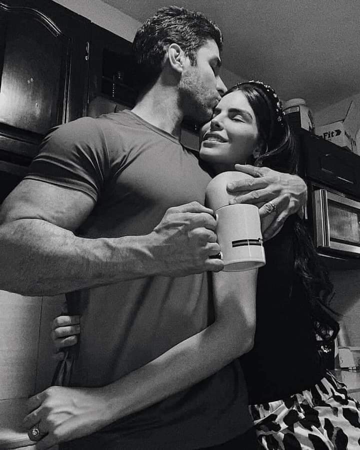 MiwangPm's tweet photo. ▪️Siempre habrá alguien que te quiera prestar atención aún así sea con el más mínimo detalle ❤
-
-
-
-
#amor #AmorEnBlancoYNegro #loveislove
#love #iloveyou #you #frasesdeamor #CorazonIndomable 🙈🥰💕💕💕💕💕 https://t.co/27Pd7vN889