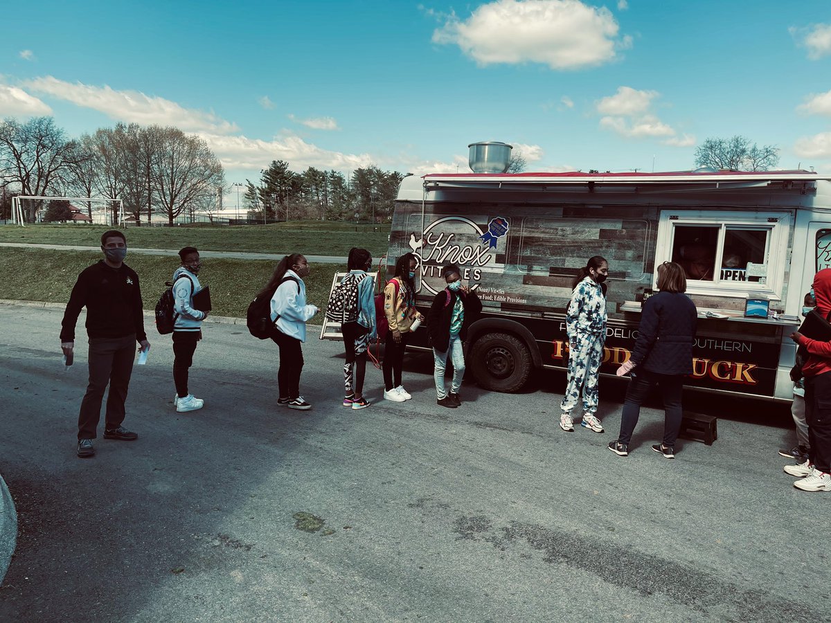 Oh Happy Day! <a href="/HallsMiddle/">Halls Middle School</a> Beta Club brought some sunshine for our kids via Knox Vittles food truck today. 💜💛❤️🖤
Thank you ever so much!