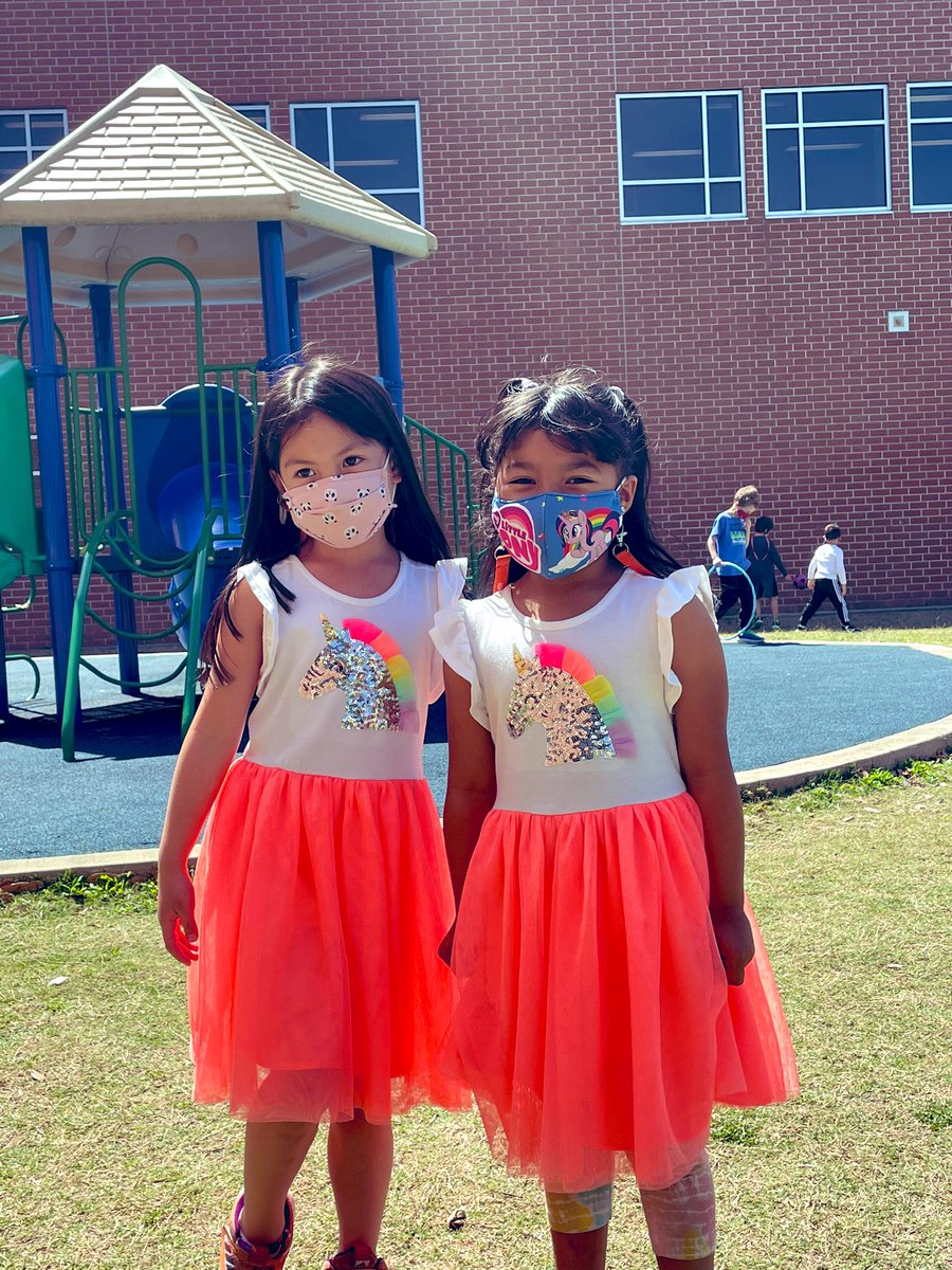 SheahansFriends's tweet photo. L and V showed up matching today! https://t.co/nMZvyg2oZd