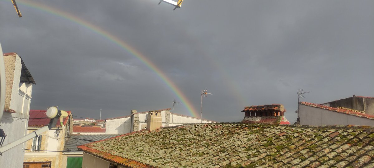 Vuelven las lluvias a Extremadura. 🌈🌈🌦️🌱🌾 Doble arcoiris en #Valdefuentes #oloratierramojada @carlos_benito @davidlopezrey @AEMET_Ext @ardevaasfj