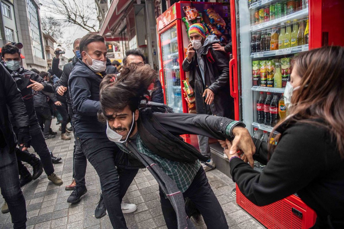 budirenisi's tweet photo. Polis anayasal haklarını kullanan arkadaşlarımızı darp ederek, boğazlarını sıkarak gözaltına aldı. Siz bizim nefesimizi kesmeye çalışsanız da biz özgürlük ve demokrasi için mücadele etmeye devam edeceğiz!
#NefesAlamıyorum
#ArkadaslarımızıSerbestBırakın
📸: Bülent Kılıç/AFP https://t.co/YJYk9l6Yw2