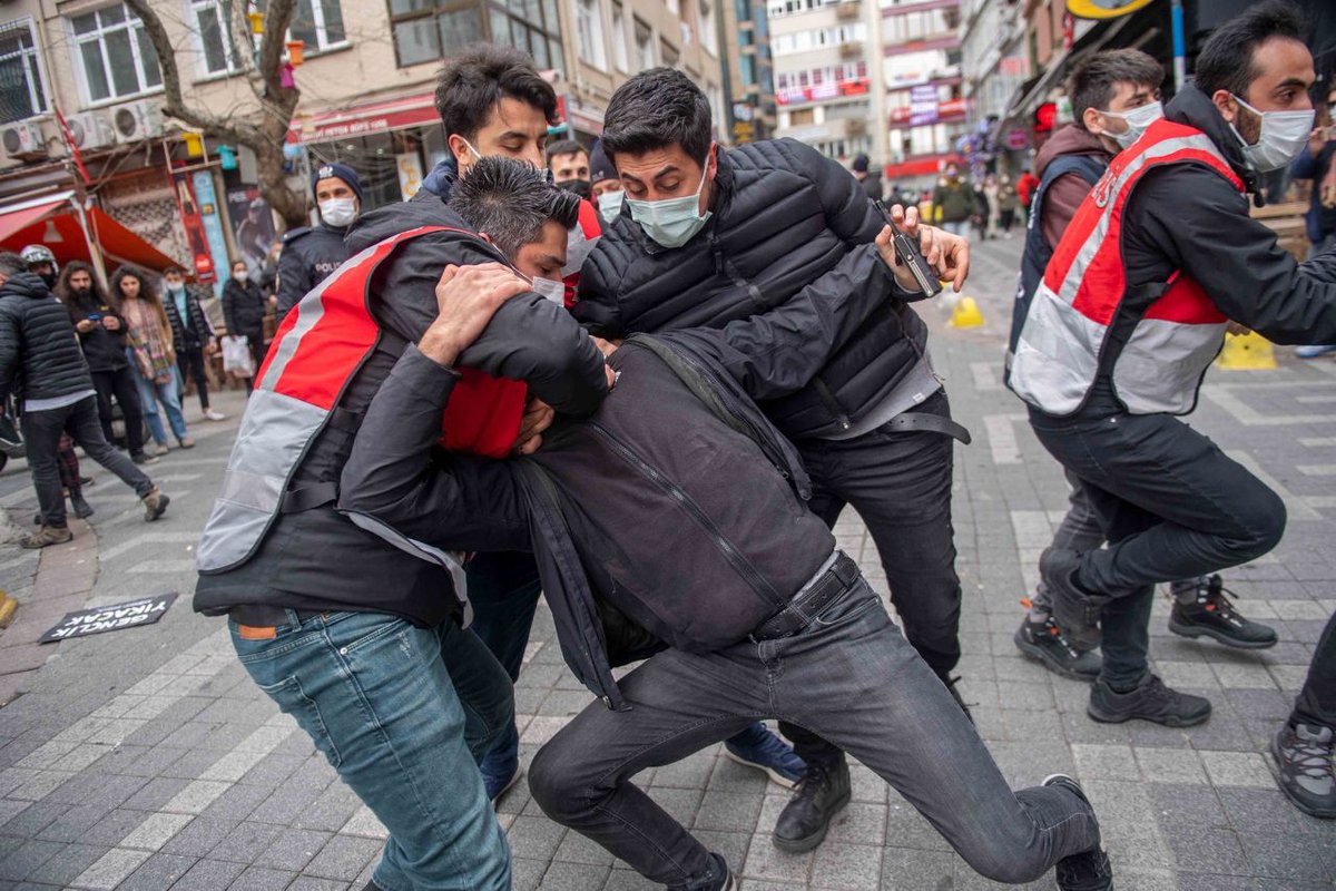 budirenisi's tweet photo. Polis anayasal haklarını kullanan arkadaşlarımızı darp ederek, boğazlarını sıkarak gözaltına aldı. Siz bizim nefesimizi kesmeye çalışsanız da biz özgürlük ve demokrasi için mücadele etmeye devam edeceğiz!
#NefesAlamıyorum
#ArkadaslarımızıSerbestBırakın
📸: Bülent Kılıç/AFP https://t.co/YJYk9l6Yw2