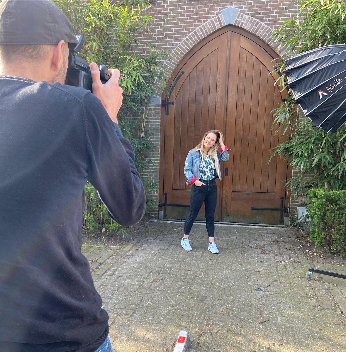 MarleenStelling's tweet photo. Vandaag hebben we weer hard gewerkt aan heel tof, nieuw programma. Spoedig meer info! 🤗🤫 @EOnl #nieuwprogramma #lazarus #tbt #shoot #portrait #thursday #photography https://t.co/7lbL2lJxbN