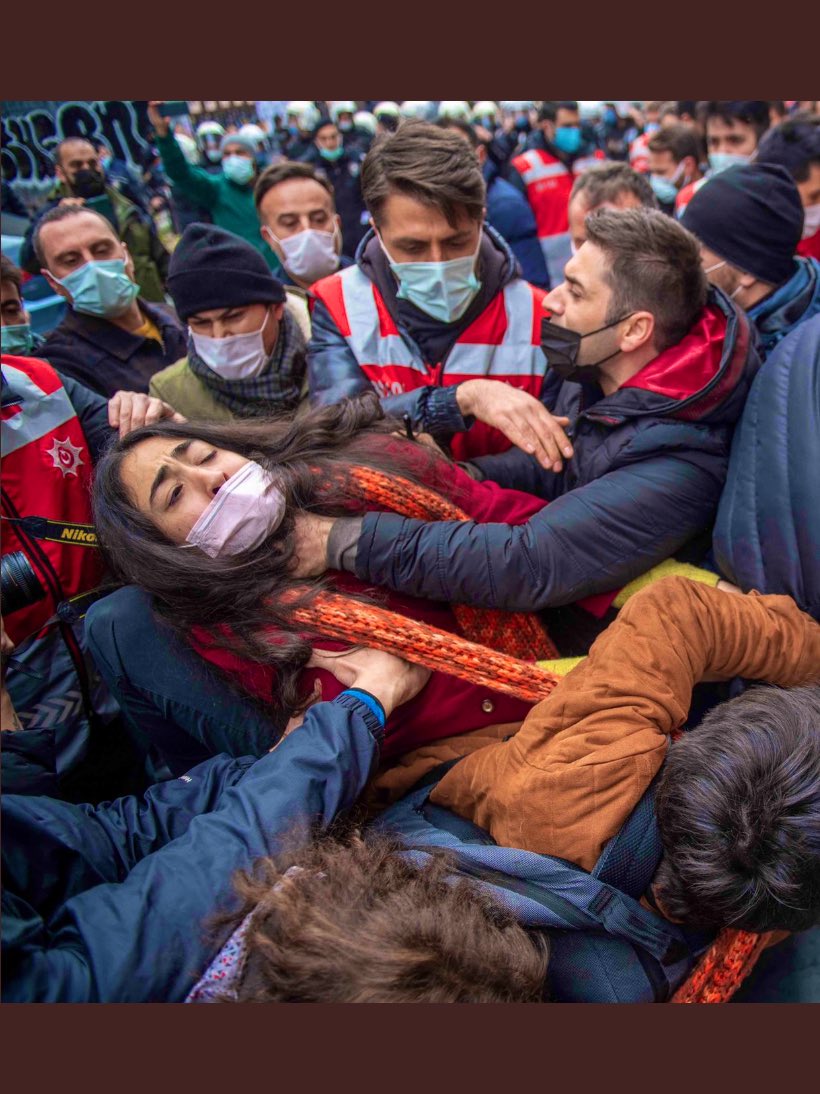 MavraPostasi's tweet photo. İstanbul Sözleşmesi’ni kaldıran iktidarın polisi, bugün Kadıköy’deki eylemde bir üniversiteli kadının boğazını sıkarken görüntülendi. 

Kayyum rektörlere karşı mücadele eden de biziz, İstanbul Sözleşmesi’ni savunanlar da biziz!
#NefesAlamıyorum #DirenişKadıköyde 

📸 @Kilicbil https://t.co/h12v20chSA