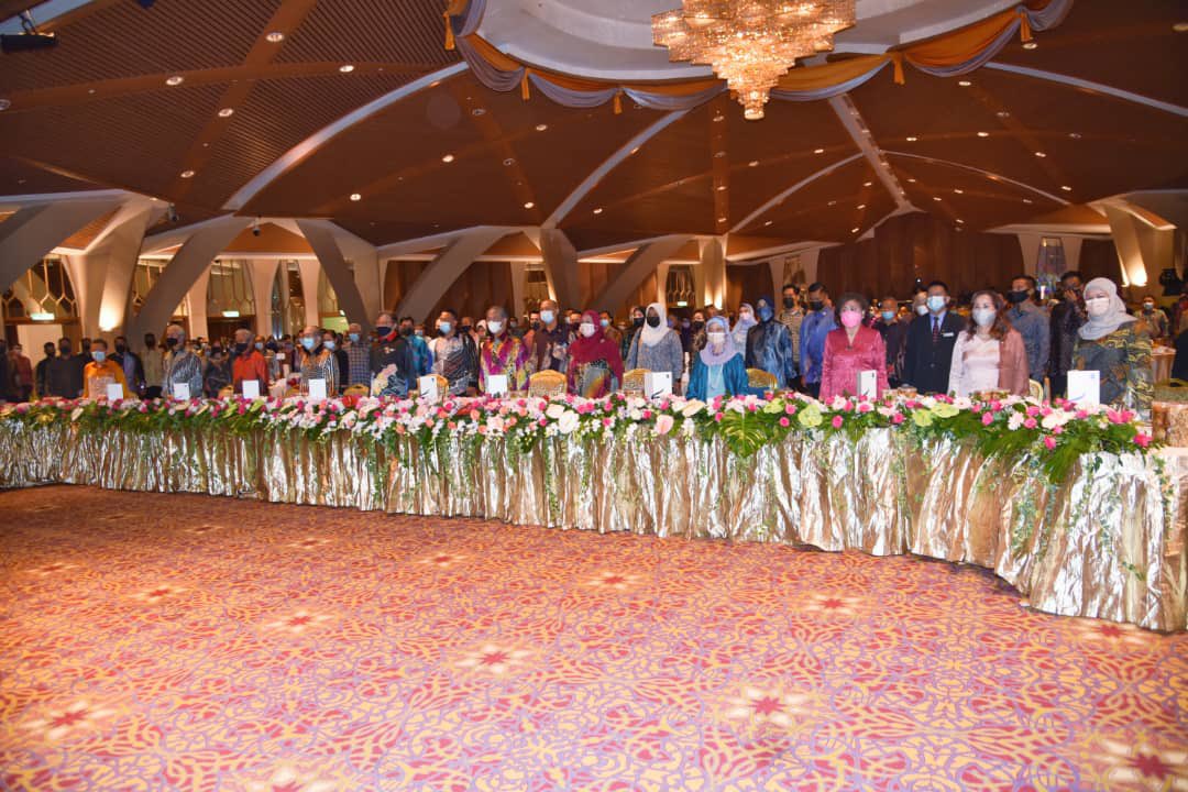 simkuihian's tweet photo. Sarawak State Banquet for PM Muhyddin
PM’s commitment on MA 63 and giving back Hak Hak Sarawak in #NewDeal. Long overdue!
#Kingbegger? but results speak 🗣 for itself. Others political opportunist stated “no need to beg” but “hot air”.
#SarawakFirst
Skh🐝 https://t.co/aoxMvaw3ZH