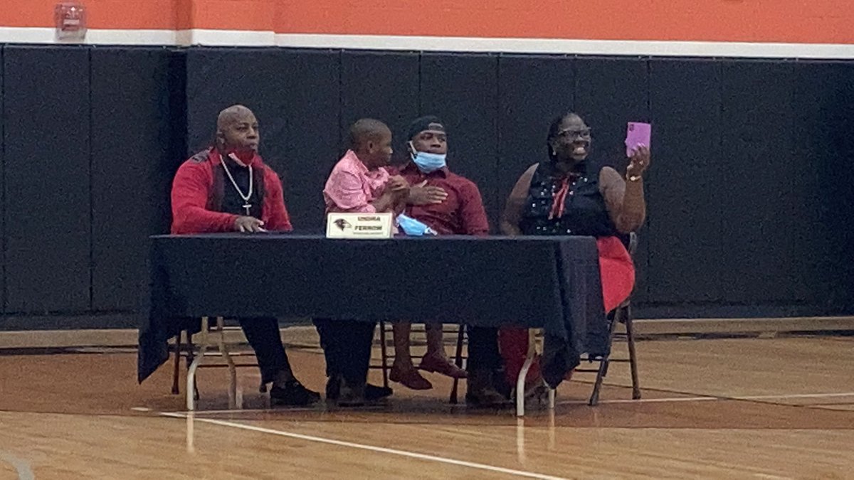 vypehouston's tweet photo. Signing ✍️ Day at @SPXPanthers: Four more football players signing today. #txhsfb 

@_TheRealUndra_ ➡️ @RavenFootballBC 

@EvanNarvaez23 ➡️ @MACBulldogsFB 

@13Rickythomas ➡️ @RavenFootballBC 

@60juanreyes ➡️ @RavenFootballBC 

#vypecampus https://t.co/y9BNNjVXUK