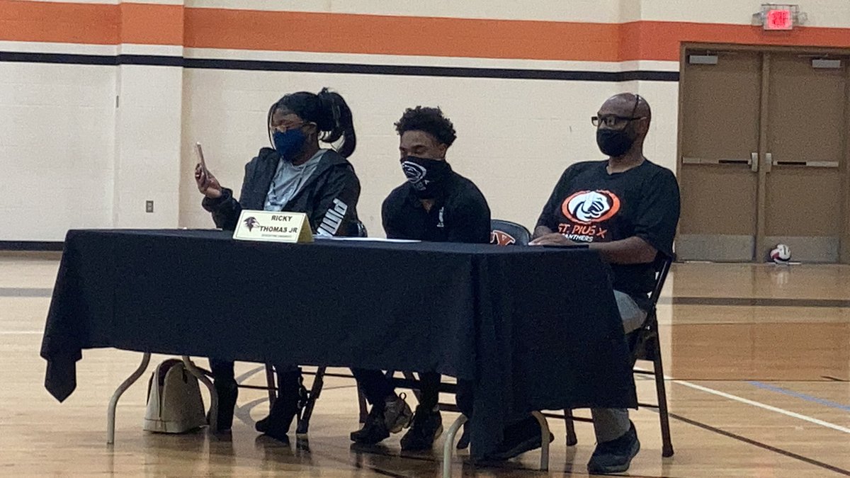 vypehouston's tweet photo. Signing ✍️ Day at @SPXPanthers: Four more football players signing today. #txhsfb 

@_TheRealUndra_ ➡️ @RavenFootballBC 

@EvanNarvaez23 ➡️ @MACBulldogsFB 

@13Rickythomas ➡️ @RavenFootballBC 

@60juanreyes ➡️ @RavenFootballBC 

#vypecampus https://t.co/y9BNNjVXUK