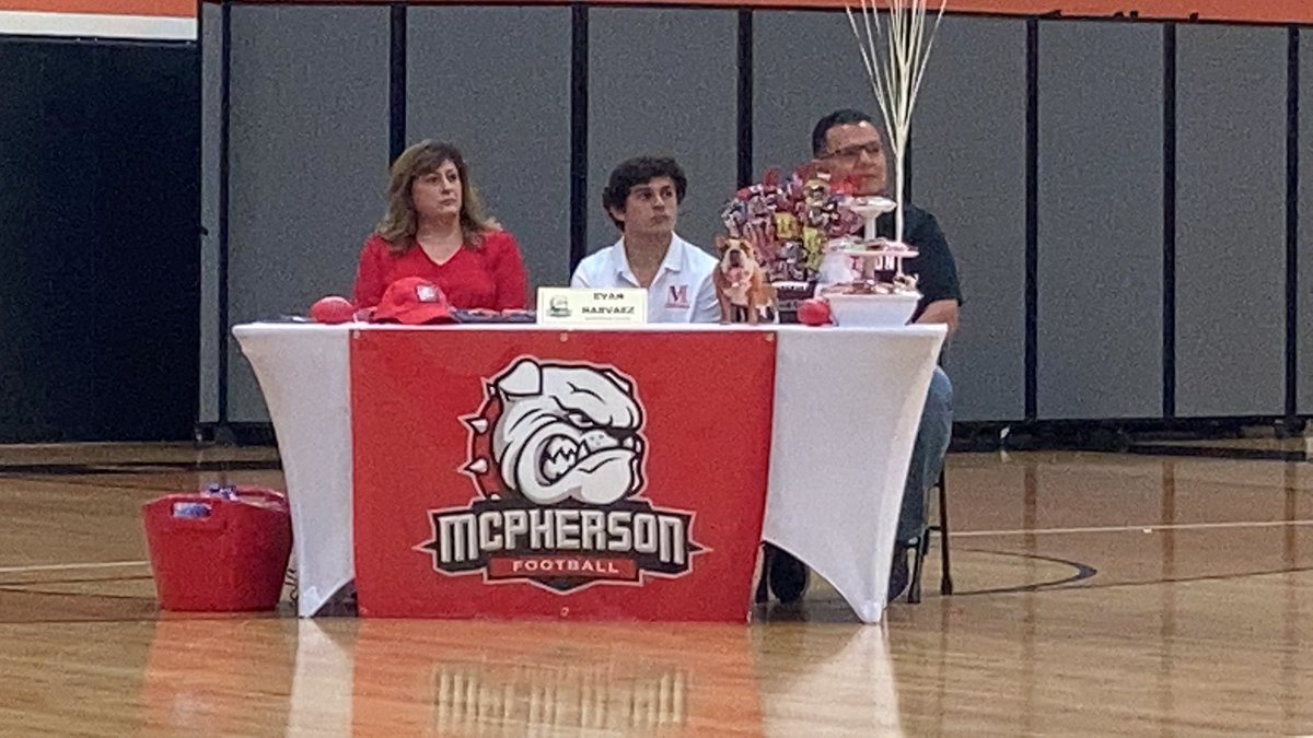 vypehouston's tweet photo. Signing ✍️ Day at @SPXPanthers: Four more football players signing today. #txhsfb 

@_TheRealUndra_ ➡️ @RavenFootballBC 

@EvanNarvaez23 ➡️ @MACBulldogsFB 

@13Rickythomas ➡️ @RavenFootballBC 

@60juanreyes ➡️ @RavenFootballBC 

#vypecampus https://t.co/y9BNNjVXUK