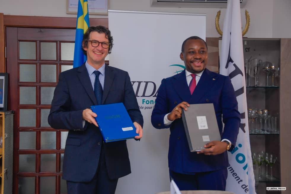 LIBRALINFO1's tweet photo. #Kinshasa : Signature d'un protocole d'accord  entre @FondationWidal et Konnect Africa pour connecté des centaines de sites dans le Gd Équateur. Un engagement du Sénateur @GuyLoando_ pour accompagner la vision de @fatshi13 qui a initié le plan national du numérique horizon 2025. https://t.co/fpKJwSX6kx