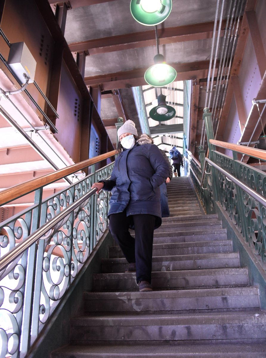 MetroNorth's tweet photo. #TalentedTanya knows the safest way to descend the stairs @Harlem-125th St is to take her time and use the railing #SafetyTweetoftheWeek, #MNRTRACKS, #MetroNorth https://t.co/9avVyU35mX