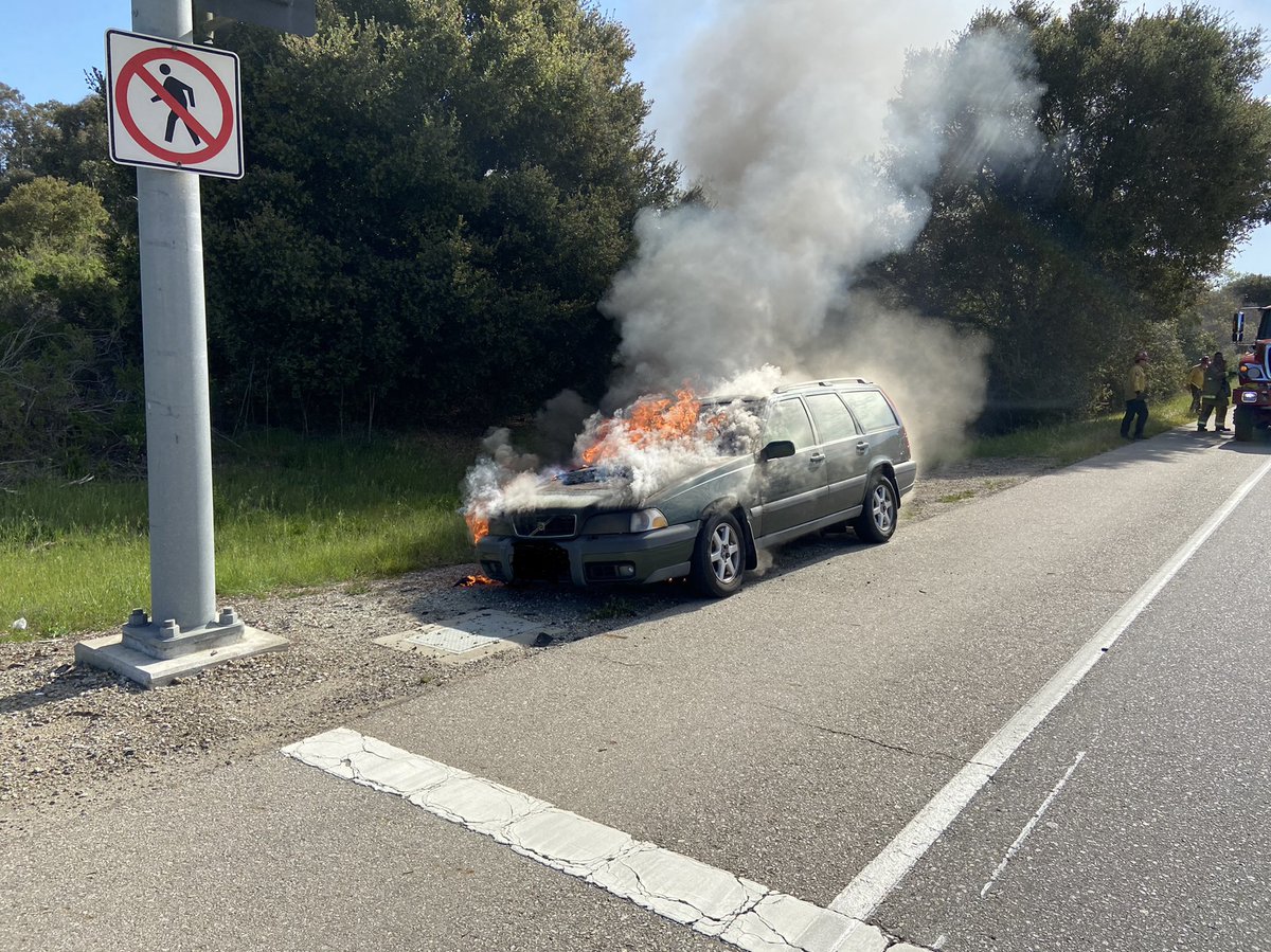 CALFIRE_SLO's tweet photo. VEHICLE FIRE: NB HWY 1 x Kansas Ave. One vehicle well involved. Traffic is down to one lane near the intersection. Use caution while driving in the area. @SLO_City_Fire assisting. #CountyofSlo #CMCFire https://t.co/skn1Klt7l1