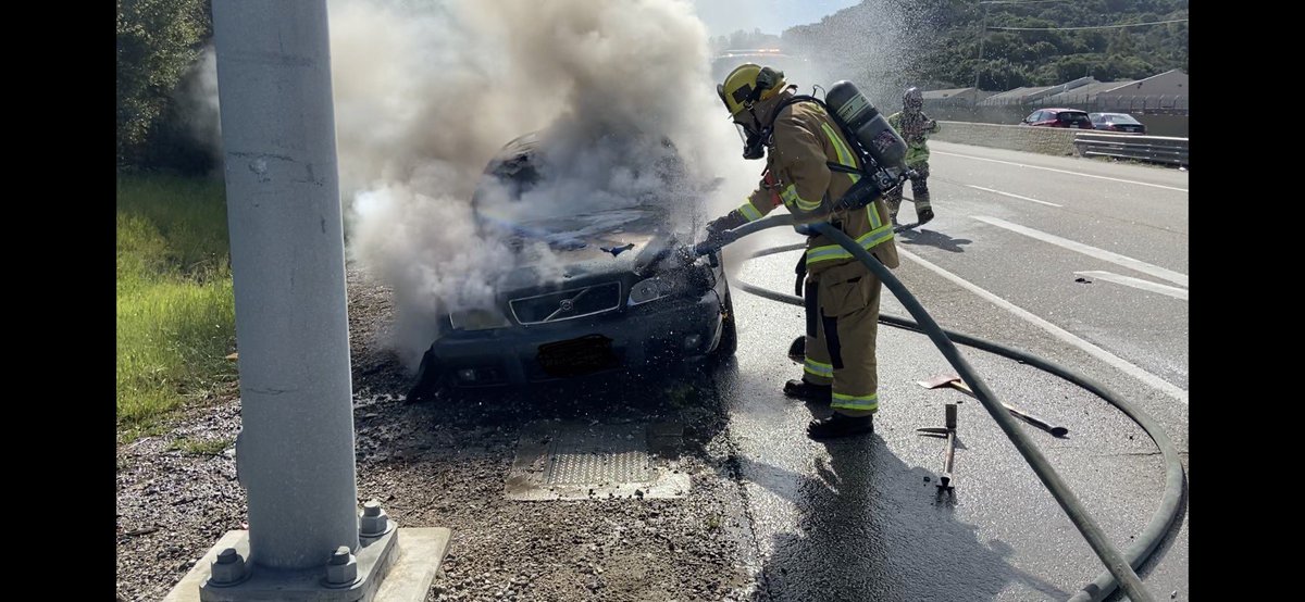 CALFIRE_SLO's tweet photo. VEHICLE FIRE: NB HWY 1 x Kansas Ave. One vehicle well involved. Traffic is down to one lane near the intersection. Use caution while driving in the area. @SLO_City_Fire assisting. #CountyofSlo #CMCFire https://t.co/skn1Klt7l1