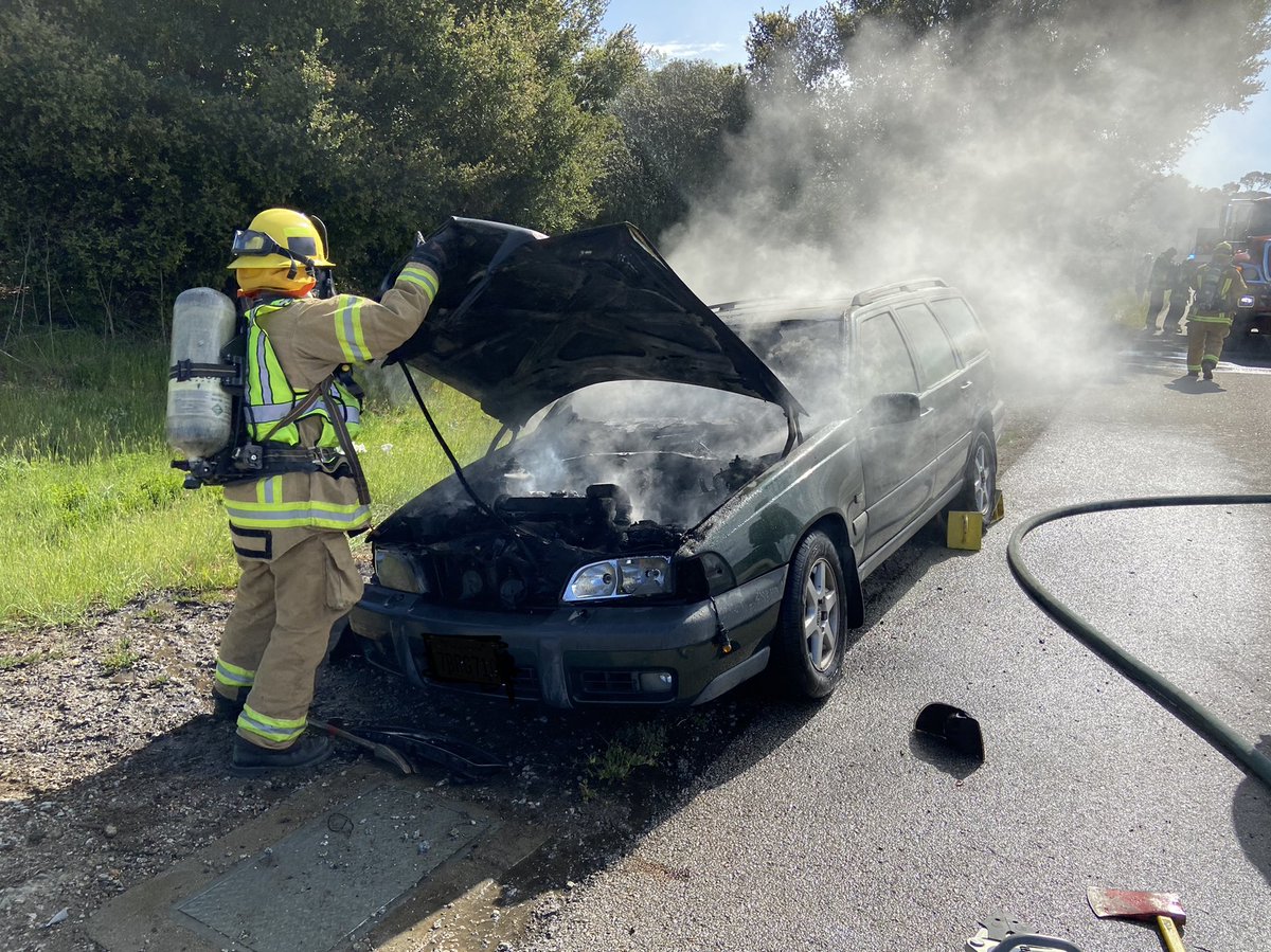 CALFIRE_SLO's tweet photo. VEHICLE FIRE: NB HWY 1 x Kansas Ave. One vehicle well involved. Traffic is down to one lane near the intersection. Use caution while driving in the area. @SLO_City_Fire assisting. #CountyofSlo #CMCFire https://t.co/skn1Klt7l1