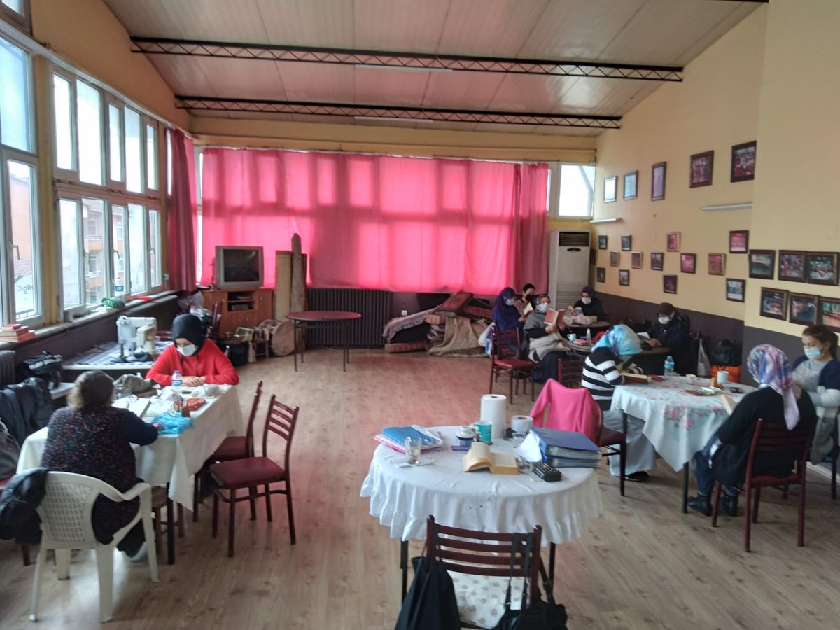 Kilimli Halk Eğitimi Merkezi Ve ASO Müdürlüğü olarak bünyemizde açılan tüm kurslarda günlük en az 40 dakika kitap okuma etkinliği yapıyoruz.