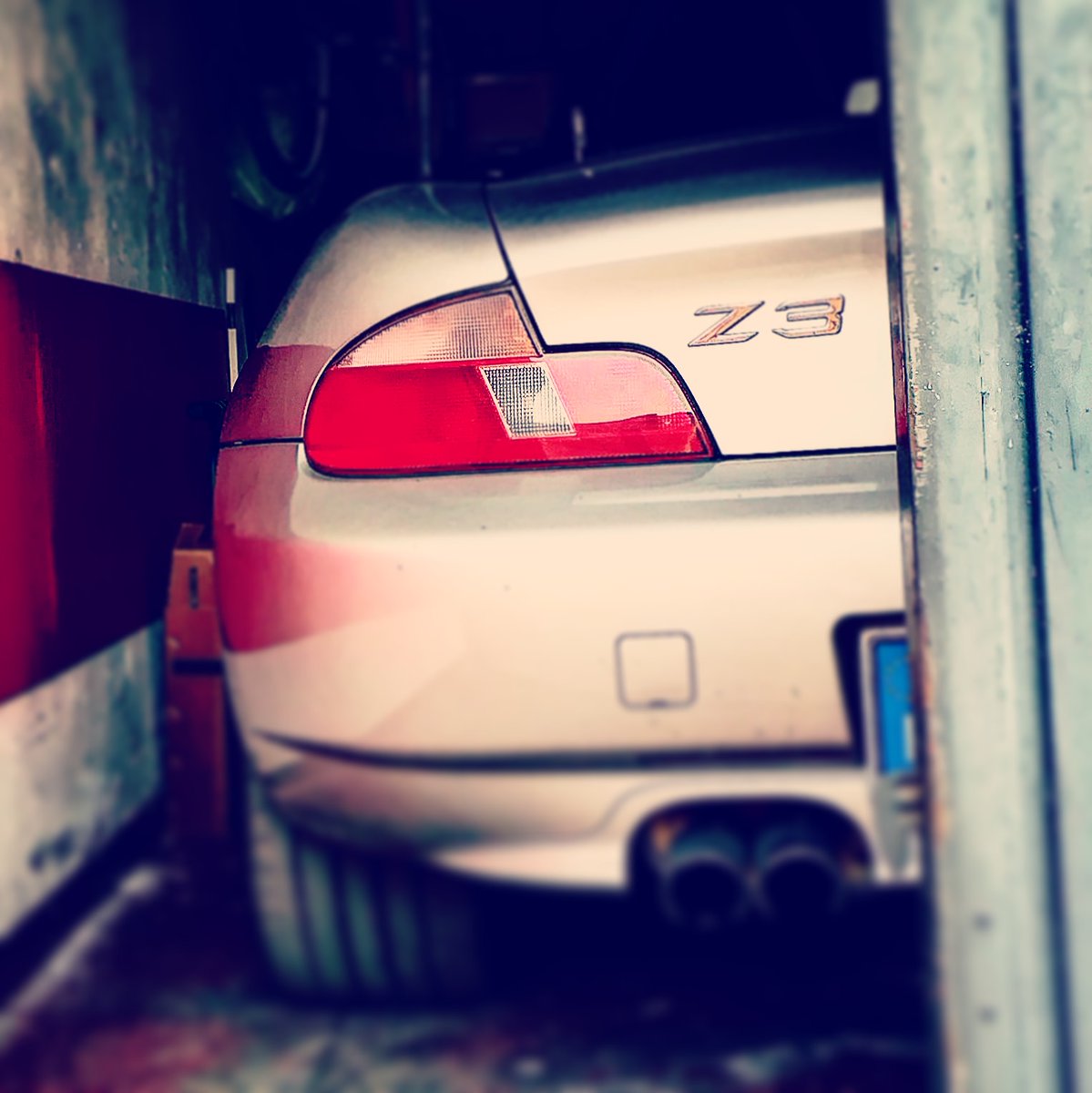 blenheim1968's tweet photo. Half hidden.
#BMW 
#z3 https://t.co/S8WASf7Ui1