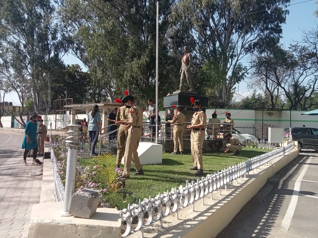 namjaskour's tweet photo. NCC Cadets #GCWUdhampur visited #MartyrCaptainTusharMahajan statue at #Udhampur and adopted the statue to carry out cleaning and maintenance activity #April2021
@HQ_DG_NCC 
@DteJk 
@Rakeshbharat01
@TarunBh30101992 
@wadiyan
#MartyrCaptainTusharMahajan
#StatueAdoptation
#JaiHind https://t.co/I2neC0jwg8