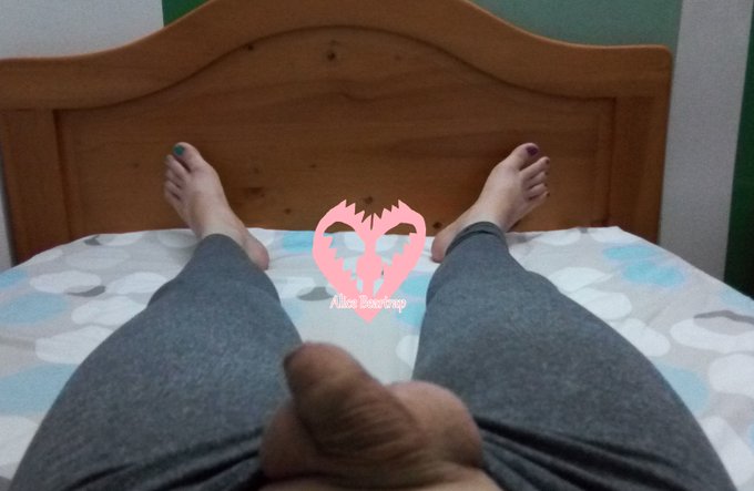 2 pic. aaaah, let me just relax and rest my back before more exercises uwu #Feet #FemboyHooters #femboyfeet