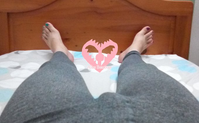 1 pic. aaaah, let me just relax and rest my back before more exercises uwu #Feet #FemboyHooters #femboyfeet