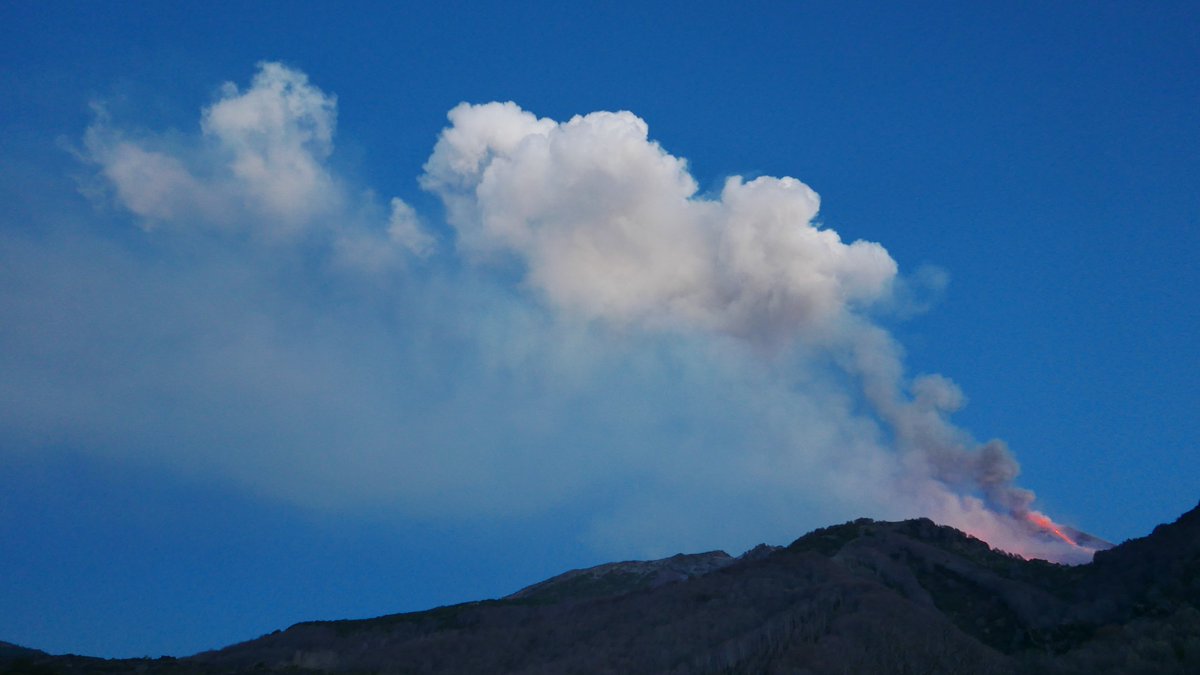 VISTA_EO's tweet photo. From sunset to sunrise:
#Etna plumes of the 17th lava fountain.
Photos by @LoreGuerrieri

@INGVvulcani @INGVambiente @airesEO @Richi_Biondi @PolifemoSte @trecarte @LucaMerucci @ilaria_petracca @DavideDeSanti17 @EtnaLive @Regione_Sicilia @andyprata @etnaboris @TR_Volc https://t.co/f01Ketxtjc