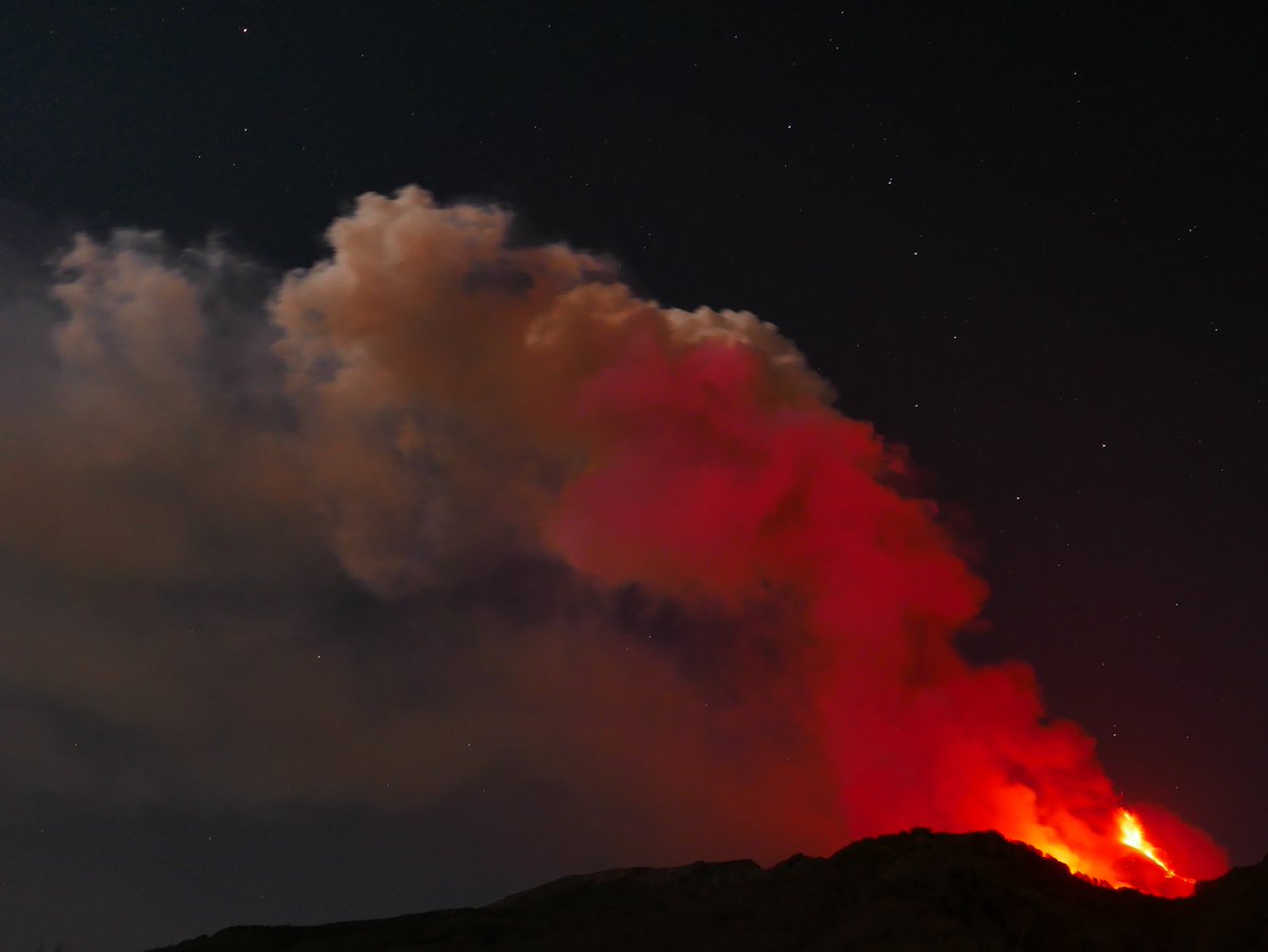 VISTA_EO's tweet photo. From sunset to sunrise:
#Etna plumes of the 17th lava fountain.
Photos by @LoreGuerrieri

@INGVvulcani @INGVambiente @airesEO @Richi_Biondi @PolifemoSte @trecarte @LucaMerucci @ilaria_petracca @DavideDeSanti17 @EtnaLive @Regione_Sicilia @andyprata @etnaboris @TR_Volc https://t.co/f01Ketxtjc