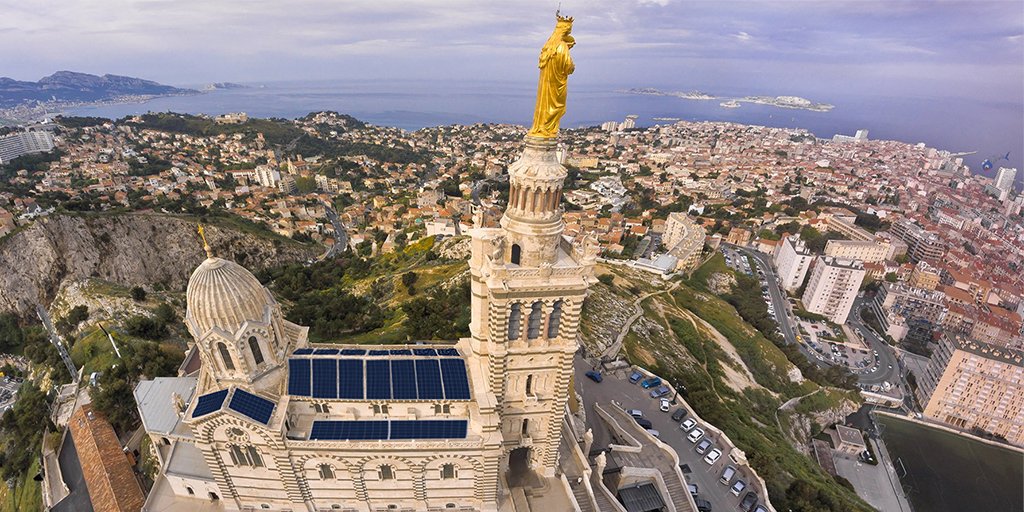 Reservoir Sun solarise LA BONNE MERE!⚡🌞⛪
Emblème de Marseille et protectrice des Marseillais, Notre Dame de La Garde a le plus beau panorama de la ville.🌊🏝️
LA BONNE MERE se régénère avec Reservoir Sun!♻️😎
Si vous cherchez bien, vous trouverez la petite surprise du jour…