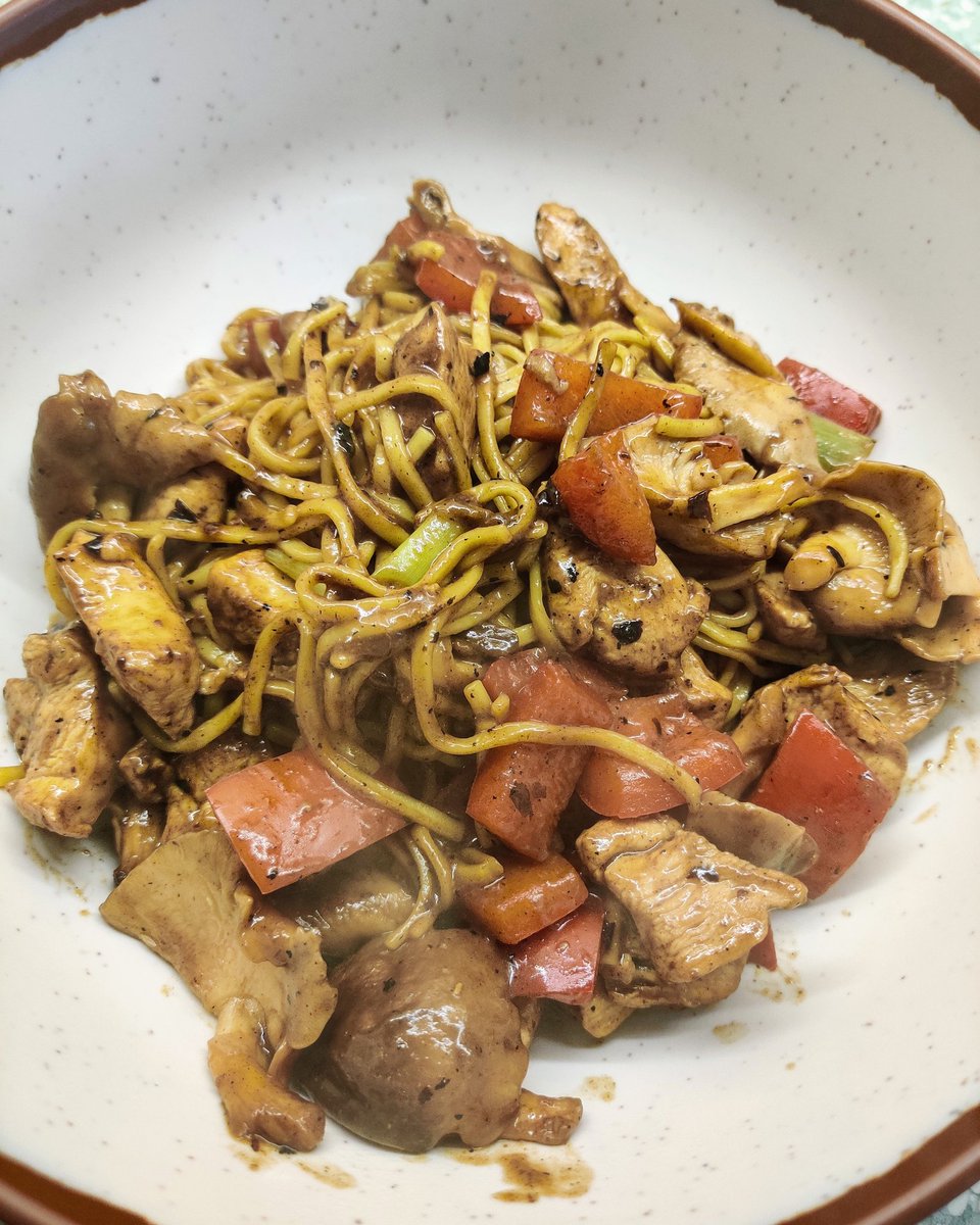 PoetSimon's tweet photo. It's hard to make stir fry look good
#food #foodporn #homecooked #IMadeThis #homemade #fresh #noodles #chicken #stirfry #quicksupper https://t.co/4yupqYHqSh