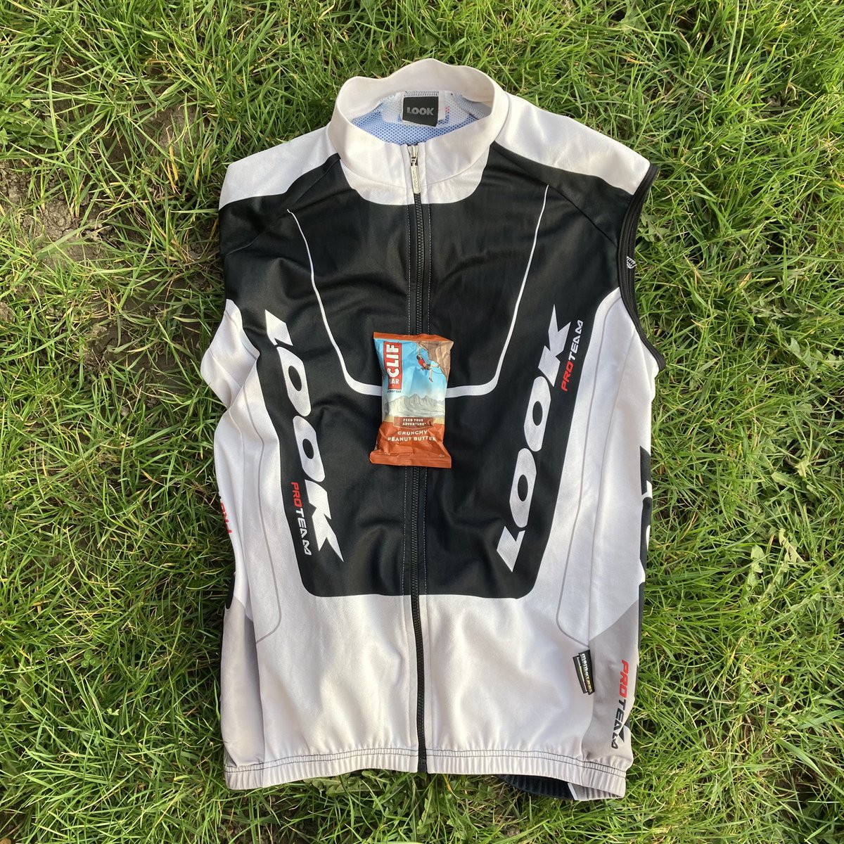 if anyone lost a Look gilet and crunchy peanut butter Clif Bar descending off Truleigh Hill into Southwick, you can have the gilet back #forage #frugan