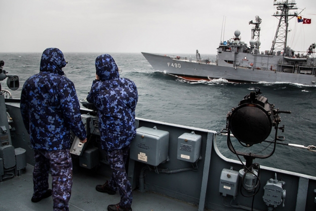 Karadeniz'de 'SeaShield 2021' tatbikatı amaçlı bulunan TR'ye ait bir savaş gemisine Rus savaş gemileri tarafından hayali saldırı gerçekleştirilmiş. Tatbikatlarda TR'nin diğer müttefiklerle birlikte Rus donanmasına ve Kırım'a saldırı provası yaptıgı iddia ediliyor.