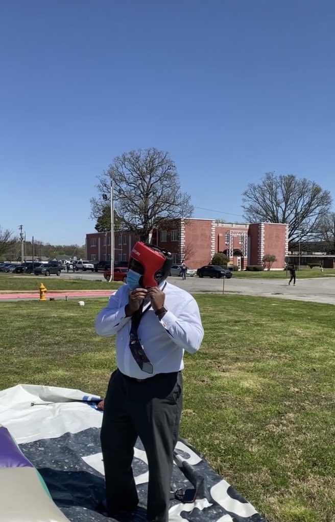 BraqueTalley's tweet image. I just got called out to a sparring match with a student... you know I couldn’t say “no” to a challenge! Who do you think won? #UAPB #UnityFest