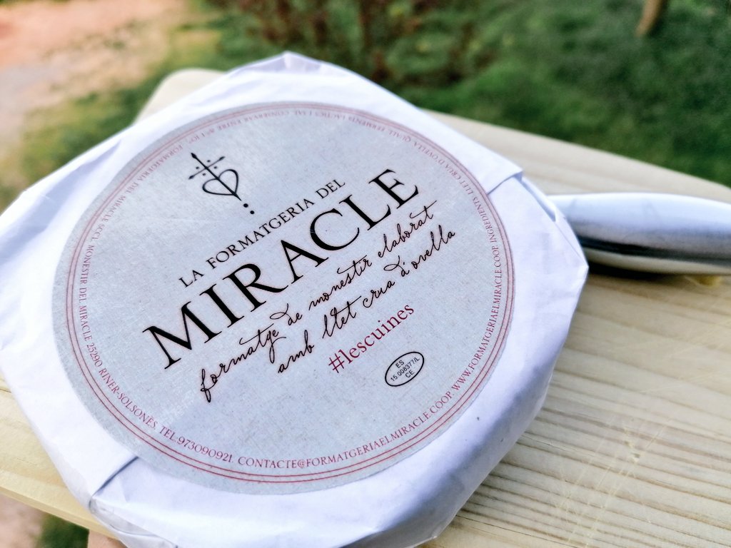 MAlbercocs's tweet image. Deixeu-me.
Que sóc jo, i la meva tarda lliure, i el balcó i el meu formatge.

(#lescuines de la Formatgeria El Miracle 💚)