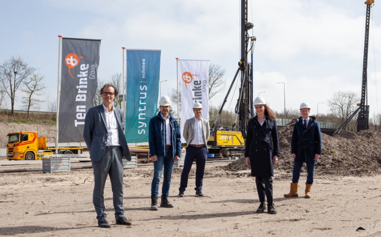 Op de bouwplaats om de bouwstart van 262 middeldure huurwoningen van @syntrusvastgoed in <a href="/adamzuidoost/">Amsterdam Zuidoost</a> te vieren. Afgelopen maanden is de bouw van ruim 700 middeldure woningen gestart. We bouwen door! #bouwpiek 

amsterdam.nl/nieuws/nieuwso…