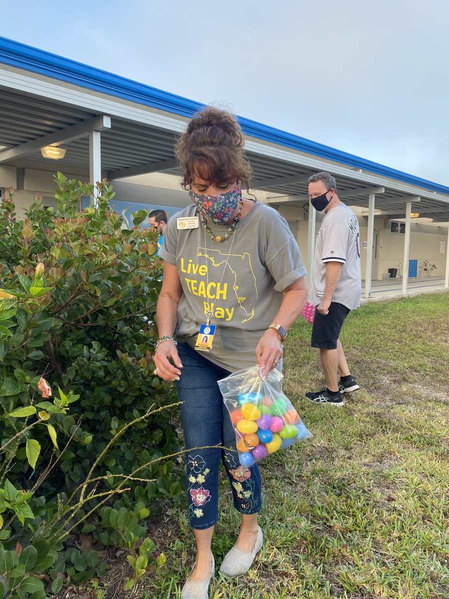 TropicIslesElem's tweet photo. Staff hunt was an “Egg”-cellent time! Thank you to TIE’s awesome PTO for the fun donations and help stuffing eggs! #tropictuff https://t.co/u1zEkokLmU