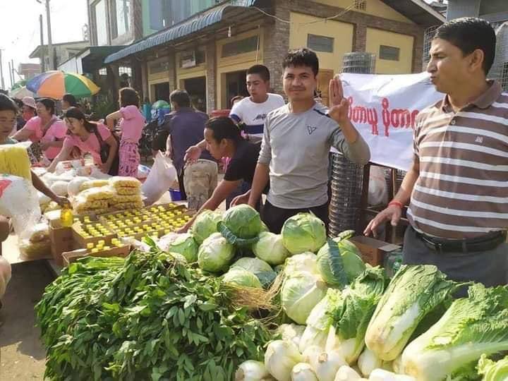 KhaingSuWai22's tweet photo. "Take if you need, donate if you have extra" campaign was held in NaungCho, Shan State this morning. People look after each other since our security forces are slaughtering, robbing &amp; terrorising us.
SUPPORT FEDERAL ARMY
#Apr1Coup
#WhatsHappeningInMyanmar https://t.co/mm1MPbvAsI