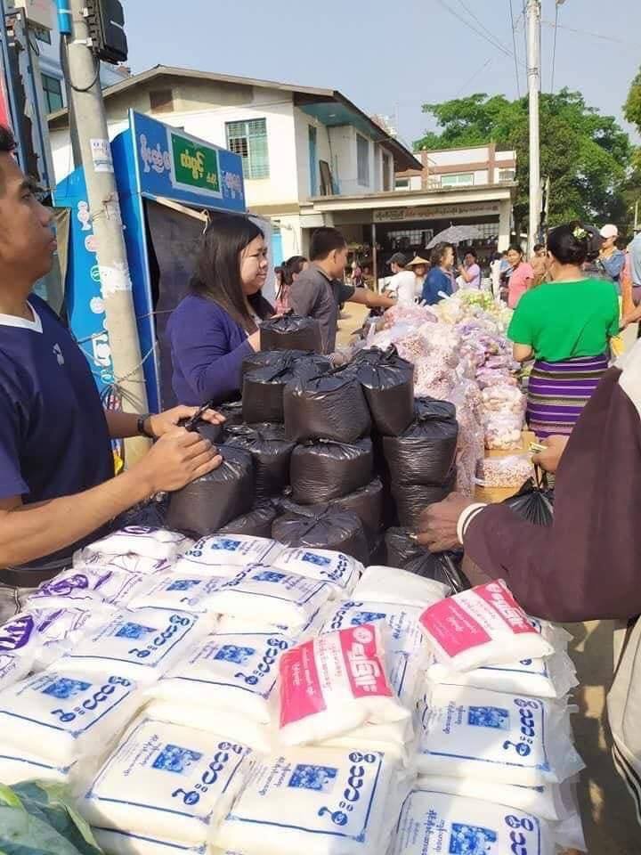 KhaingSuWai22's tweet photo. "Take if you need, donate if you have extra" campaign was held in NaungCho, Shan State this morning. People look after each other since our security forces are slaughtering, robbing &amp; terrorising us.
SUPPORT FEDERAL ARMY
#Apr1Coup
#WhatsHappeningInMyanmar https://t.co/mm1MPbvAsI